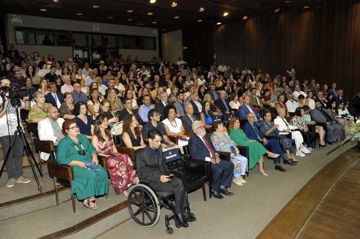 Foto: Jebs Lima | UFMG Cerimônia reuniu homenageados, familiares e comunidade universitária no auditório da Reitoria