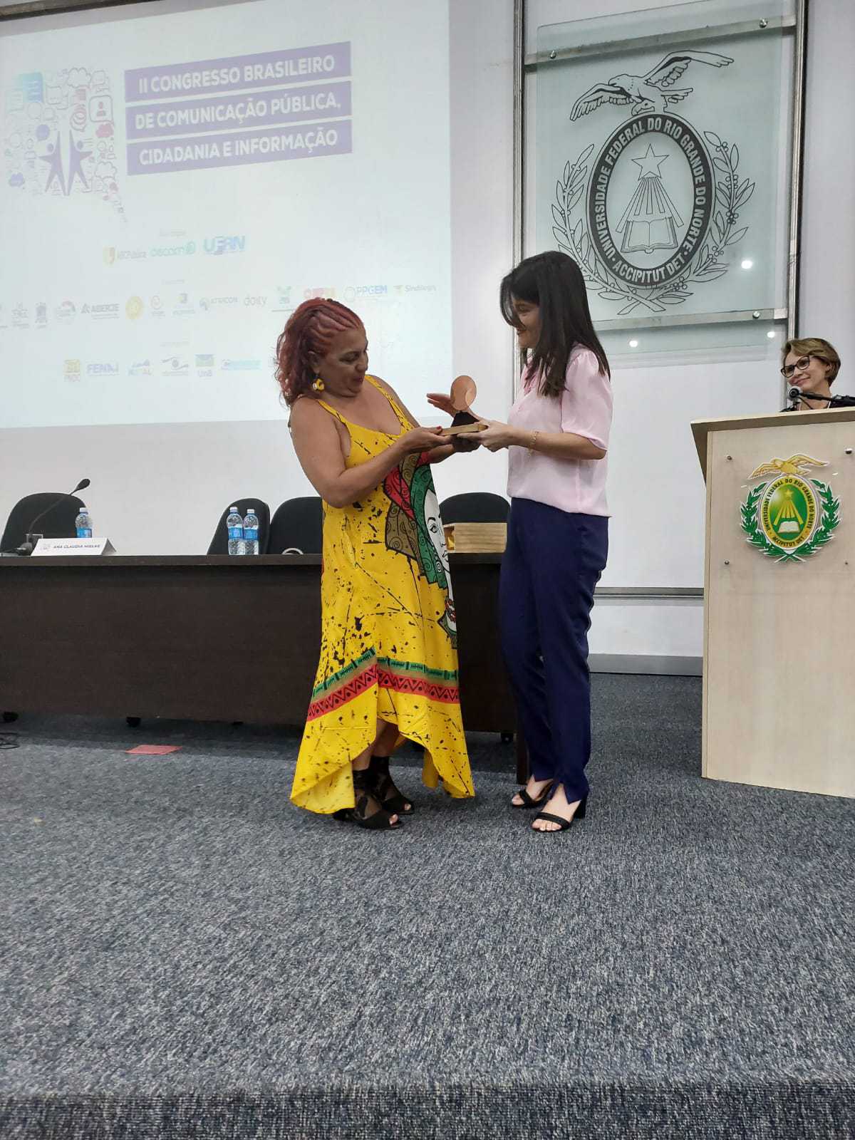Foto: Arquivo pessoal Jornalista Soraya Fidélis (de vestido amarelo) recebeu o troféu em nome da TV UFMG