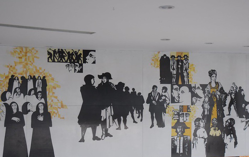 Painel da artista Yara Tupynambá no hall do Prédio da Reitoria, uma das 1,7 mil obras do acervo artístico da UFMG