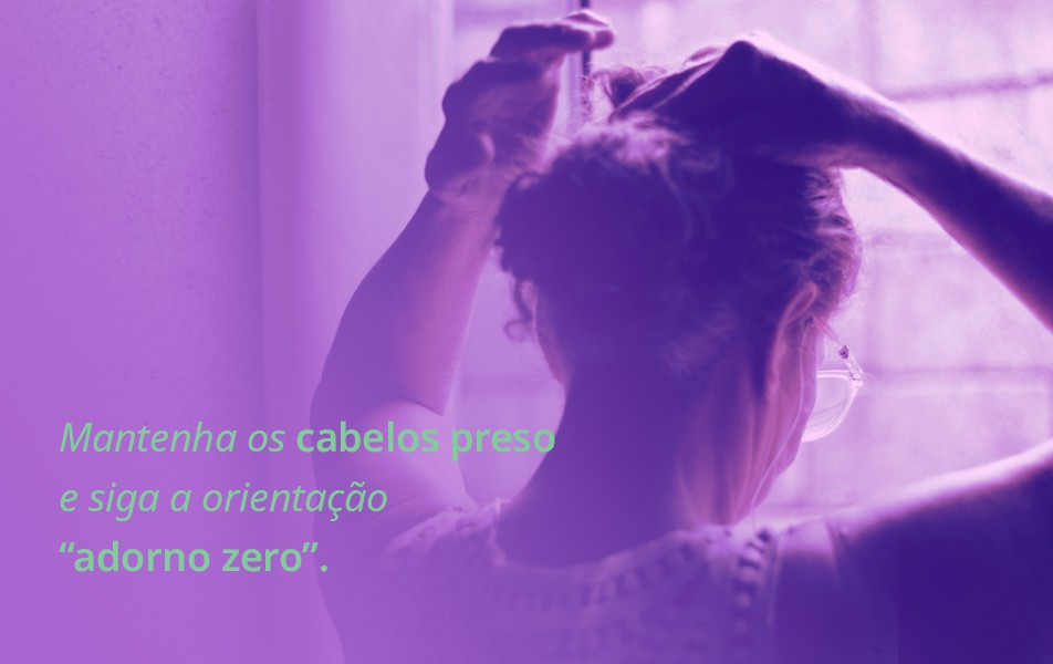 Anéis, colares, brincos, abotoaduras e até mesmo crachás podem ajudar a  espalhar o vírus. Prefira, também, sapatos fechados.