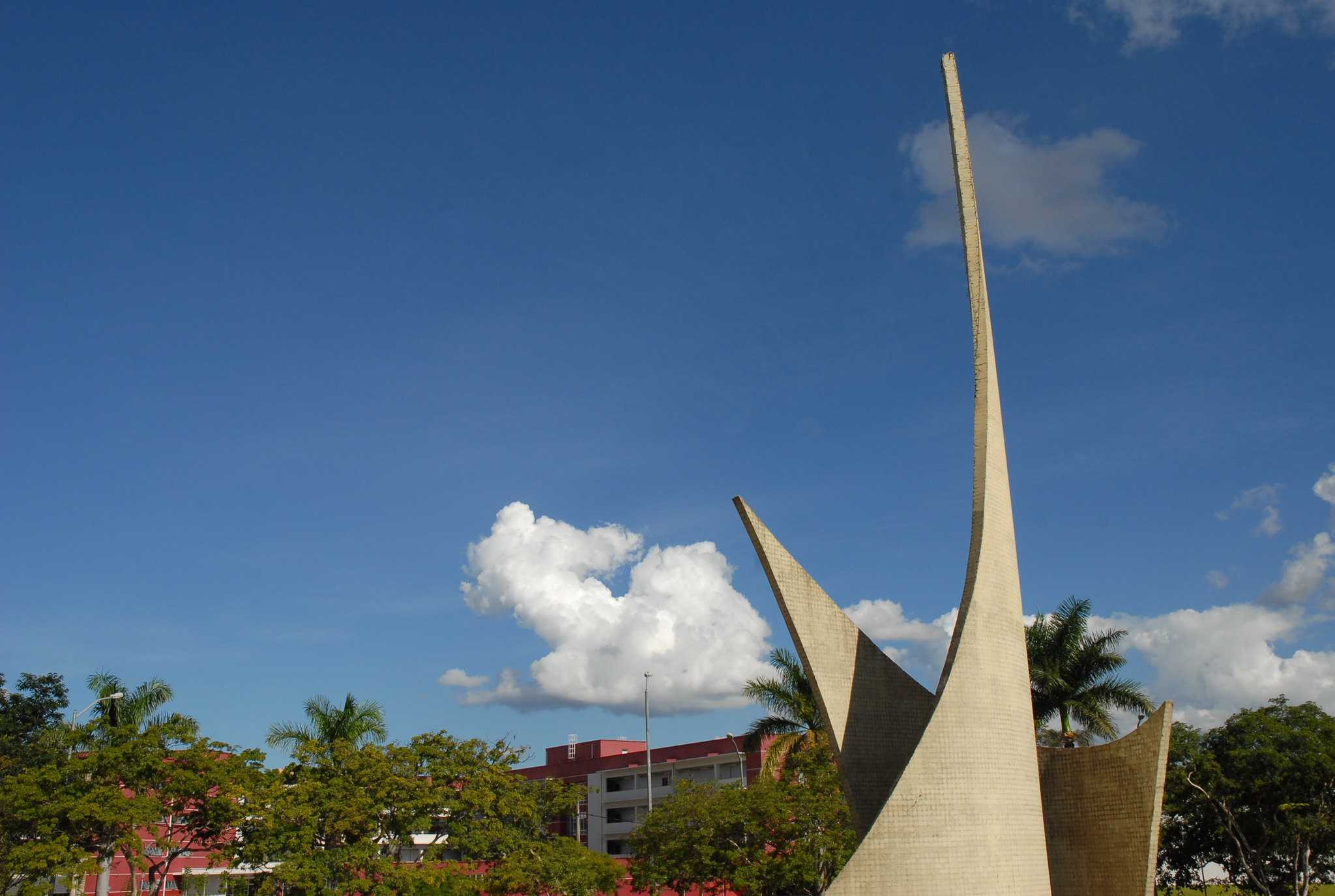 Foto Foca Lisboa | UFMG Monumento ao Aleijadinho, um dos ícones da paisagem do campus Pampulha: