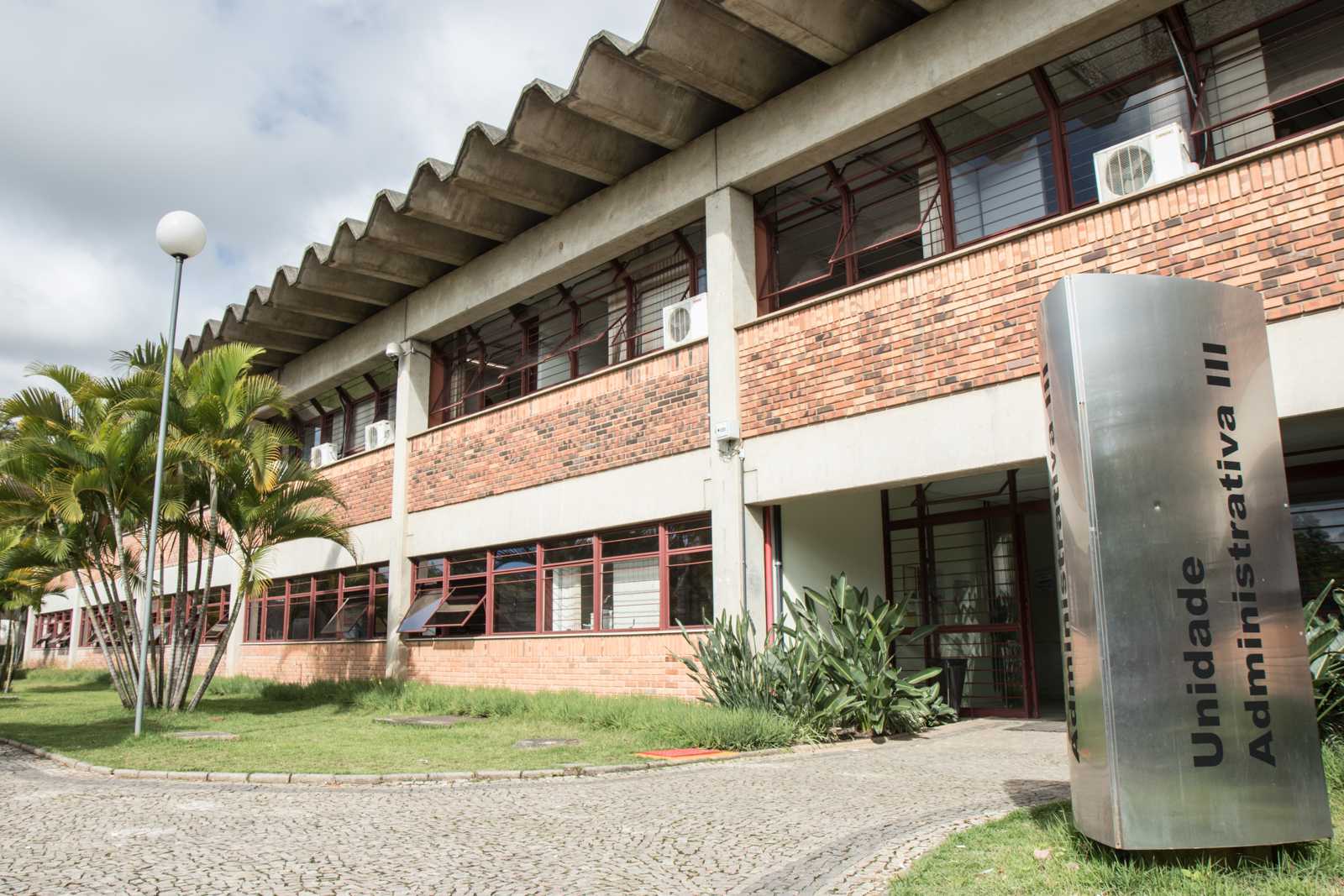 O prédio da Unidade Administrativa III abriga o Instituto de Estudos Avançados Transdisciplinares (Ieat/UFMG)