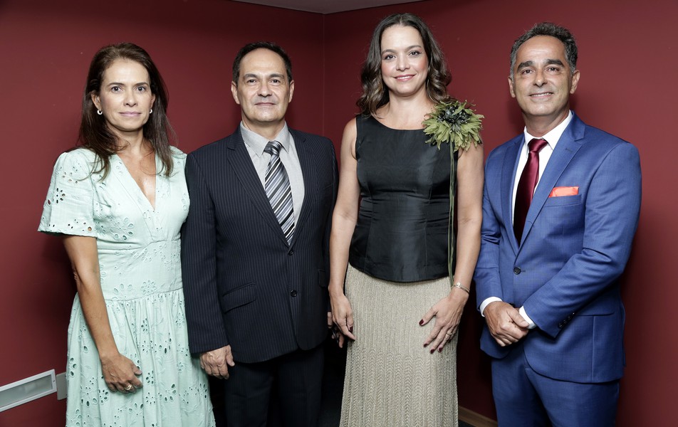 <p>Denise Vieira Travassos e&nbsp;Allyson Nogueira Moreira,&nbsp;vice-diretora e diretor&nbsp;da gestão 2020-2024, junto com&nbsp;Patrícia e João Batista, que assumiram a unidade</p>