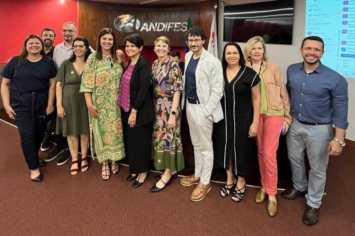 Foto: arquivo | Cograd Professor Bruno Teixeira (de camisa azul) com membros da regional Sudeste.