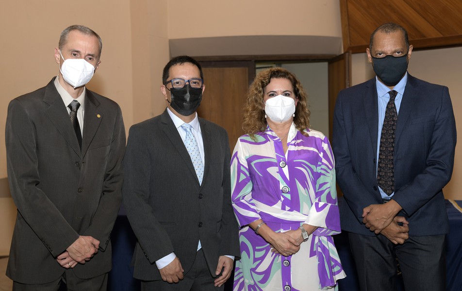 Reitora e vice-reitor (à esquerda) empossaram diretores da Música