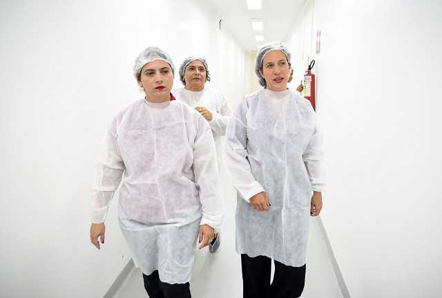 Foto: Henrique Chendes | UFMG Deputadas Beatriz Cerqueira e Bella Gonçalves durante visita ao Biotério Central; ao fundo, a coordenadora Adriana Abalen