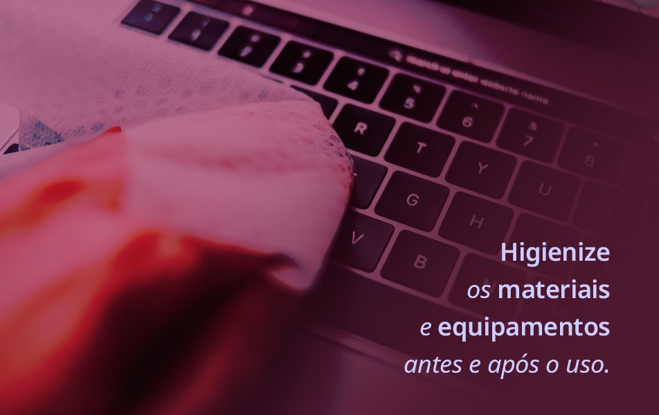 Cultive o hábito de limpar teclados, mouses, telefones, cadernos e outros itens da sua área de trabalho ou estudo, diariamente.