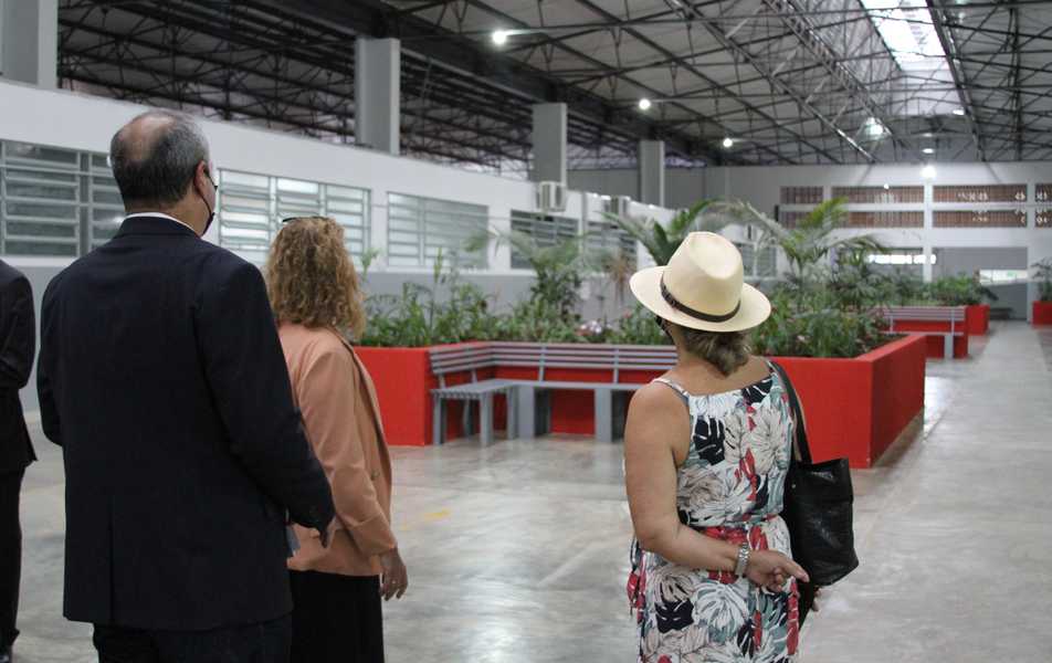 Dirigentes da UFMG em visita às instalações do CAAD