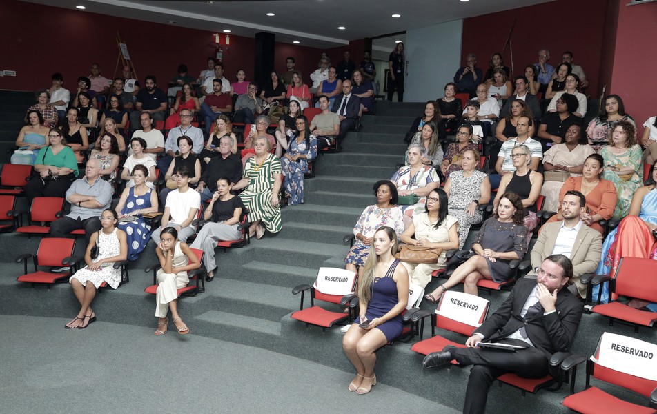 <p>Amigos, colegas de trabalho&nbsp;e familiares participaram da cerimônia de posse</p>