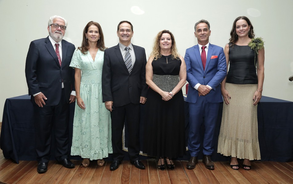 <p>Ronaldo Tadêu&nbsp;Pena, reitor da UFMG na gestão 2006-2010, compôs a mesa da solenidade com&nbsp;Denise, Allyson,&nbsp;Sandra, João e Patricia</p>