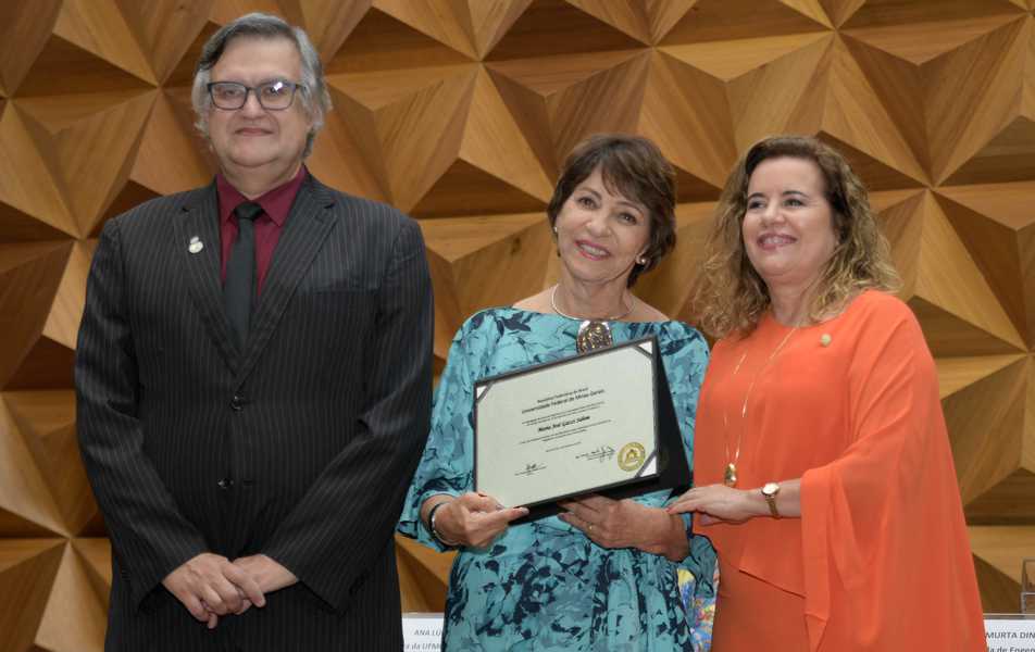 <p>Cícero Murta Starling, Maria José Salum e Sandra&nbsp;Goulart Almeida</p>