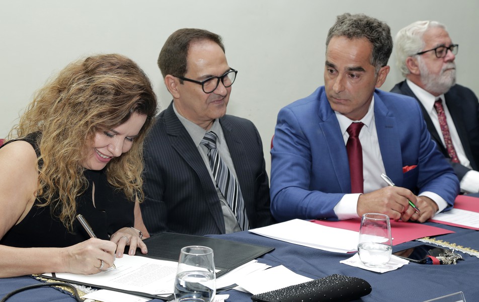 <p>Reitora Sandra Regina Goulart Almeida conduziu a solenidade e deu posse aos novos gestores</p>