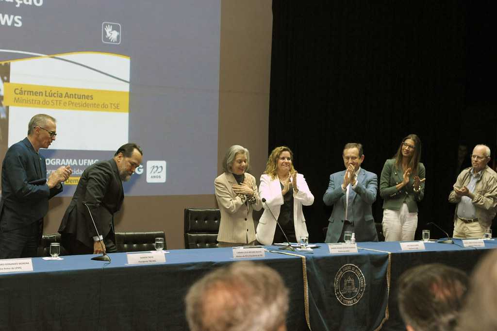 Foto: Jebs Lima | UFMG Carmen Lúcia agradece a plateia que lotou o auditório da Reitoria ao fim da sua conferência