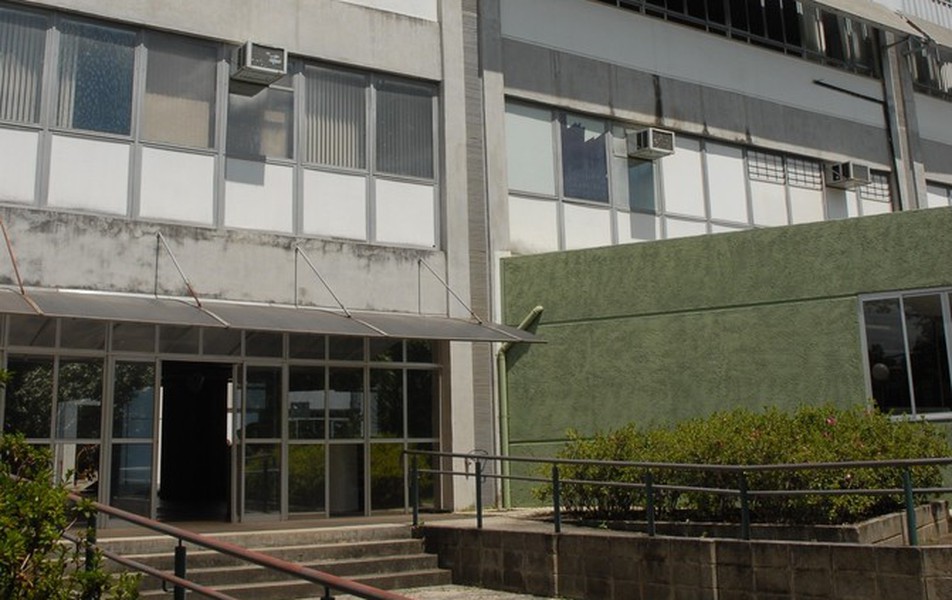 Visão parcial do prédio da Escola de Educação Física, Fisioterapia e Terapia Ocupacional