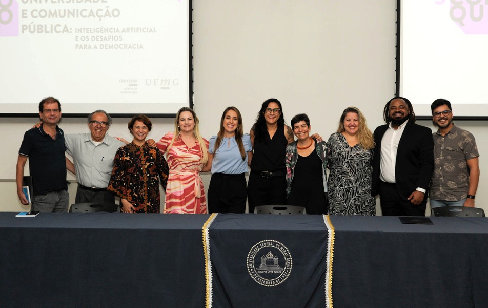 Participantes de mesas do colóquio reunidos no auditório do CAD3